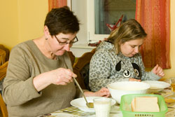 Bewohner beim essen im Wohnheim Zwei Linden in Bad Fallingbostel